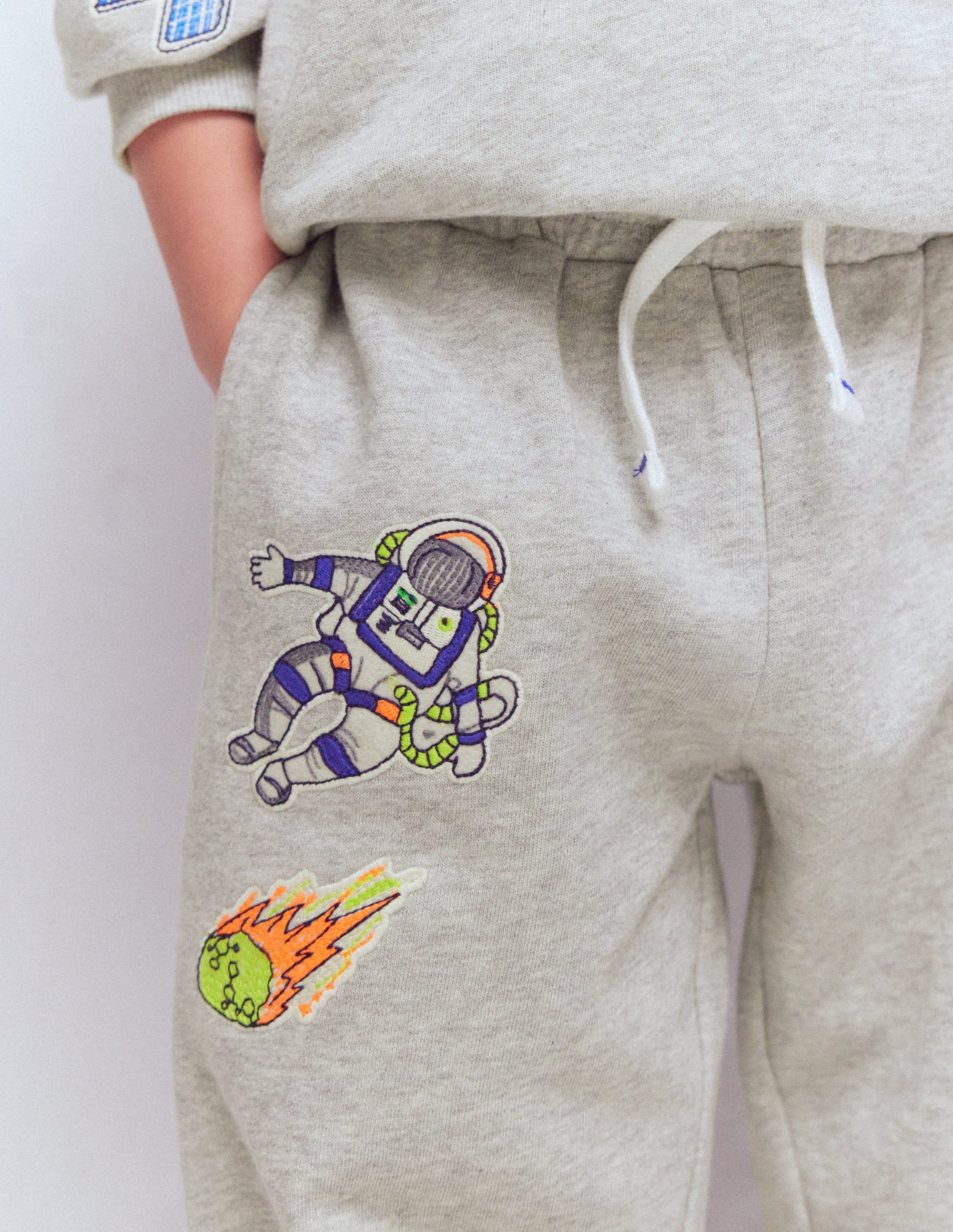 Badge Sweatpants-Grey Space - Image 2