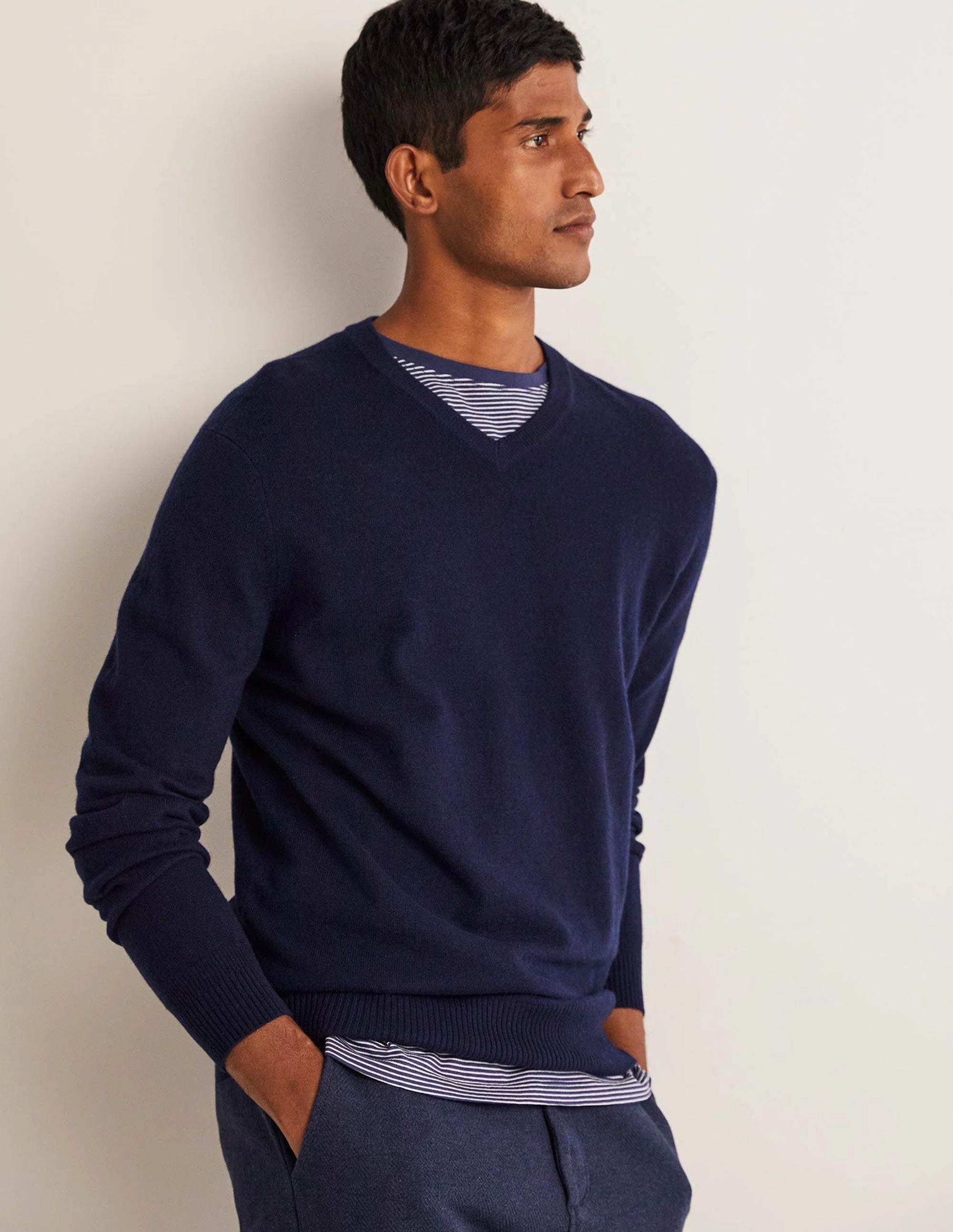 Cashmere V-neck-Navy - Image 6